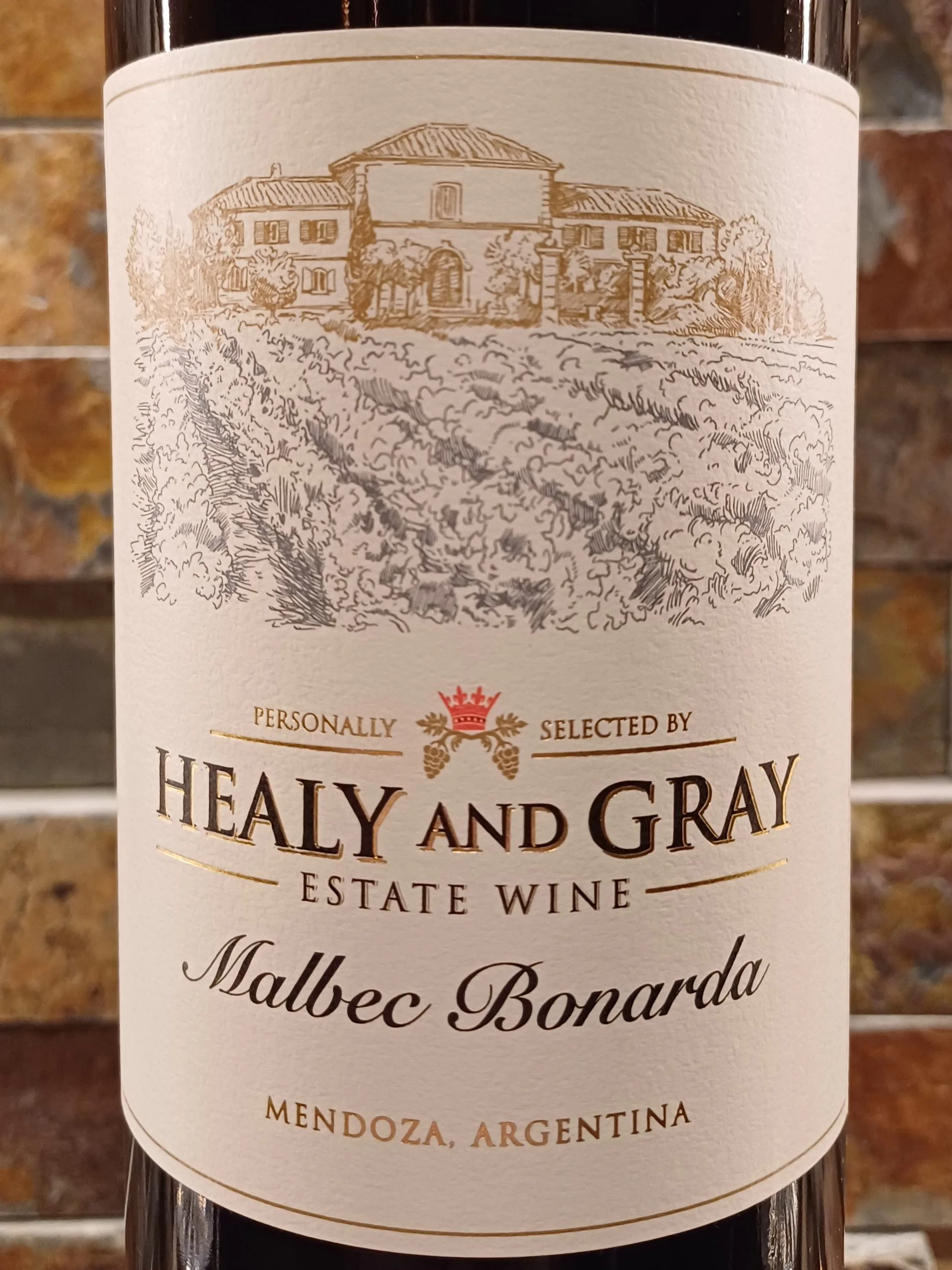 The Healy & Gray Estate Malbec Bonarda is a splendid red wine hailing from the esteemed Mendoza region in Argentina, Spain, where the high-altitude vineyards produce exceptional quality grapes. This wine greets you with a deep, intense red-violet hue, immediately captivating the eye.