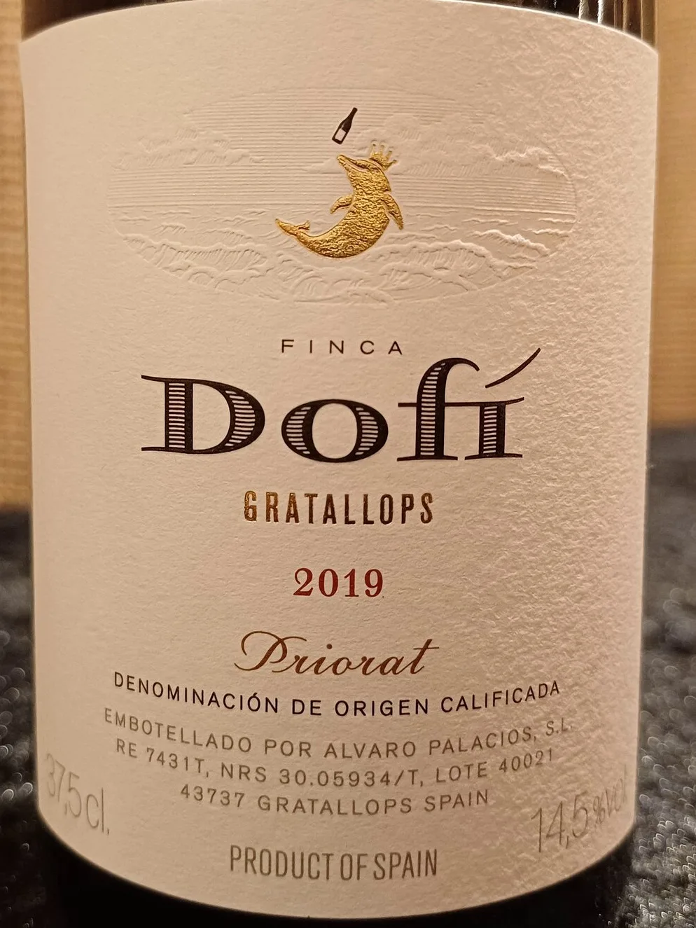 The Finca Dofi, Alvaro Palacios, Priorat 2019 boasts darker fruit than its Vi de Vila (village) cousin with more serious, bramble notes coming through. There is a lovely balance of decadent richness and pinpoint freshness.