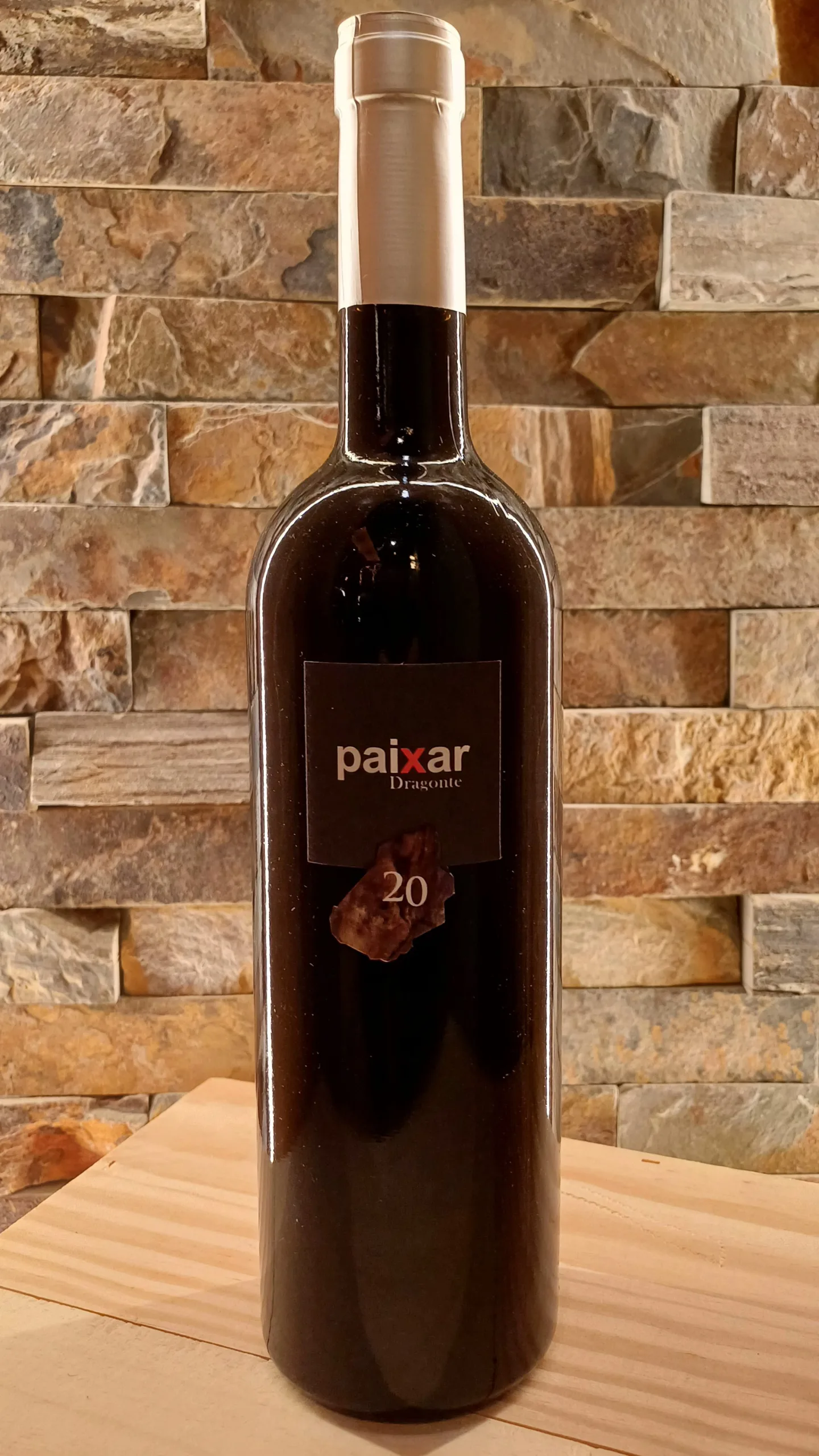 The Paixer Mencia, Bodegas Luna Beberide, Bierzo 2020 is a captivating red wine that showcases the unique characteristics of the Mencía grape. This wine greets you with a deep, dark red color and an inviting bouquet of blackberry, plum, and cassis.