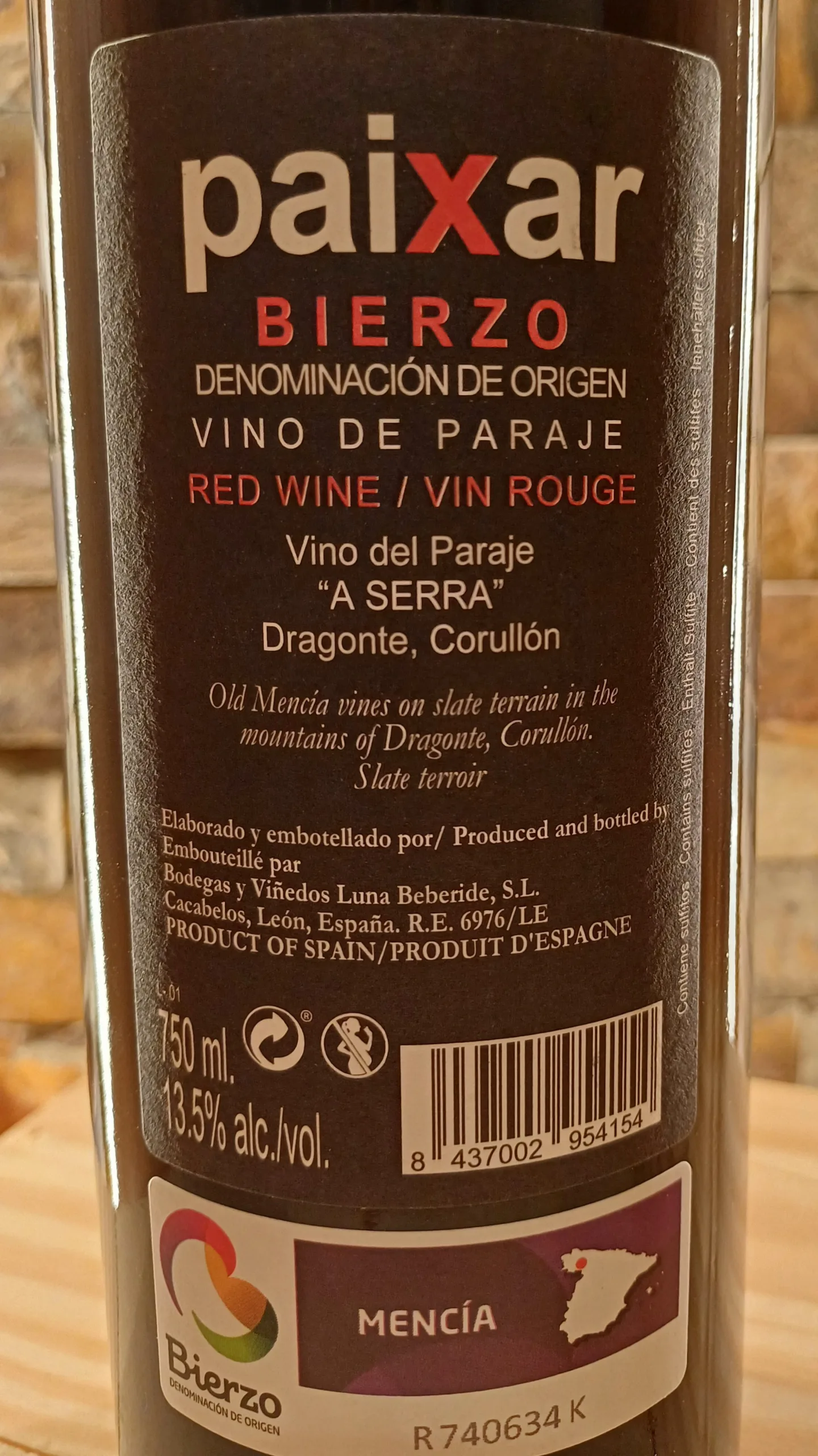The Paixer Mencia, Bodegas Luna Beberide, Bierzo 2020 is a captivating red wine that showcases the unique characteristics of the Mencía grape. This wine greets you with a deep, dark red color and an inviting bouquet of blackberry, plum, and cassis.