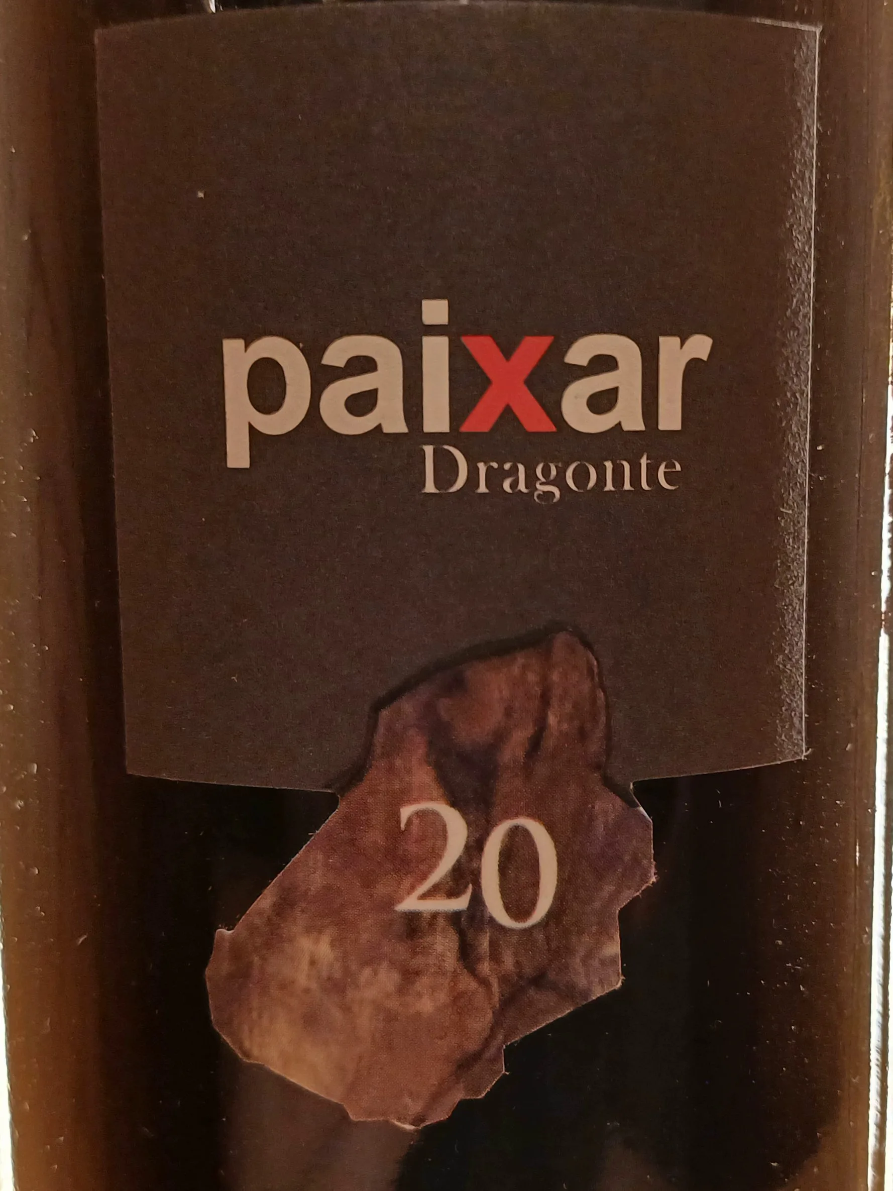 The Paixer Mencia, Bodegas Luna Beberide, Bierzo 2020 is a captivating red wine that showcases the unique characteristics of the Mencía grape. This wine greets you with a deep, dark red color and an inviting bouquet of blackberry, plum, and cassis.