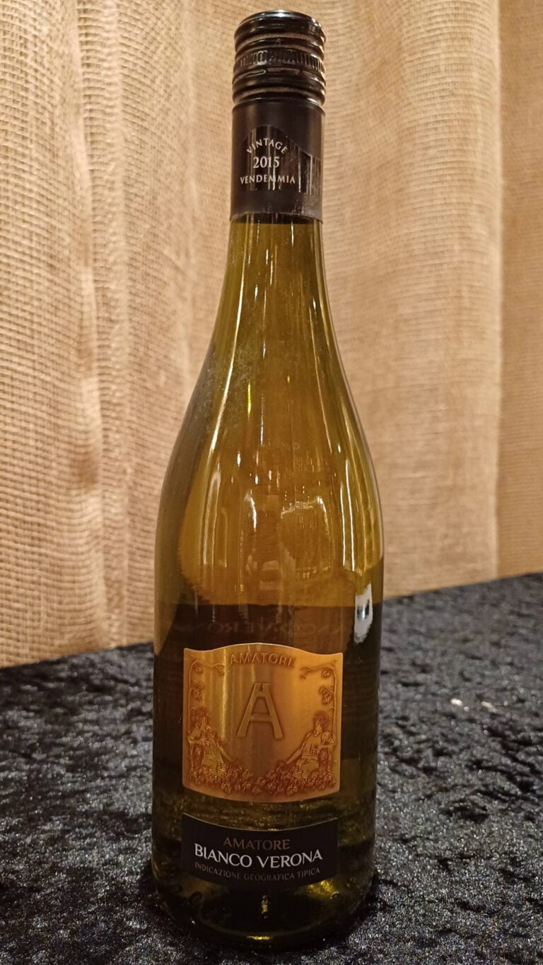 Amatore Bianco Verona 2015 is a white wine produced in the Veneto region of Northern Italy. This wine is a blend of Chardonnay, Garganega, and Sauvignon Blanc grapes