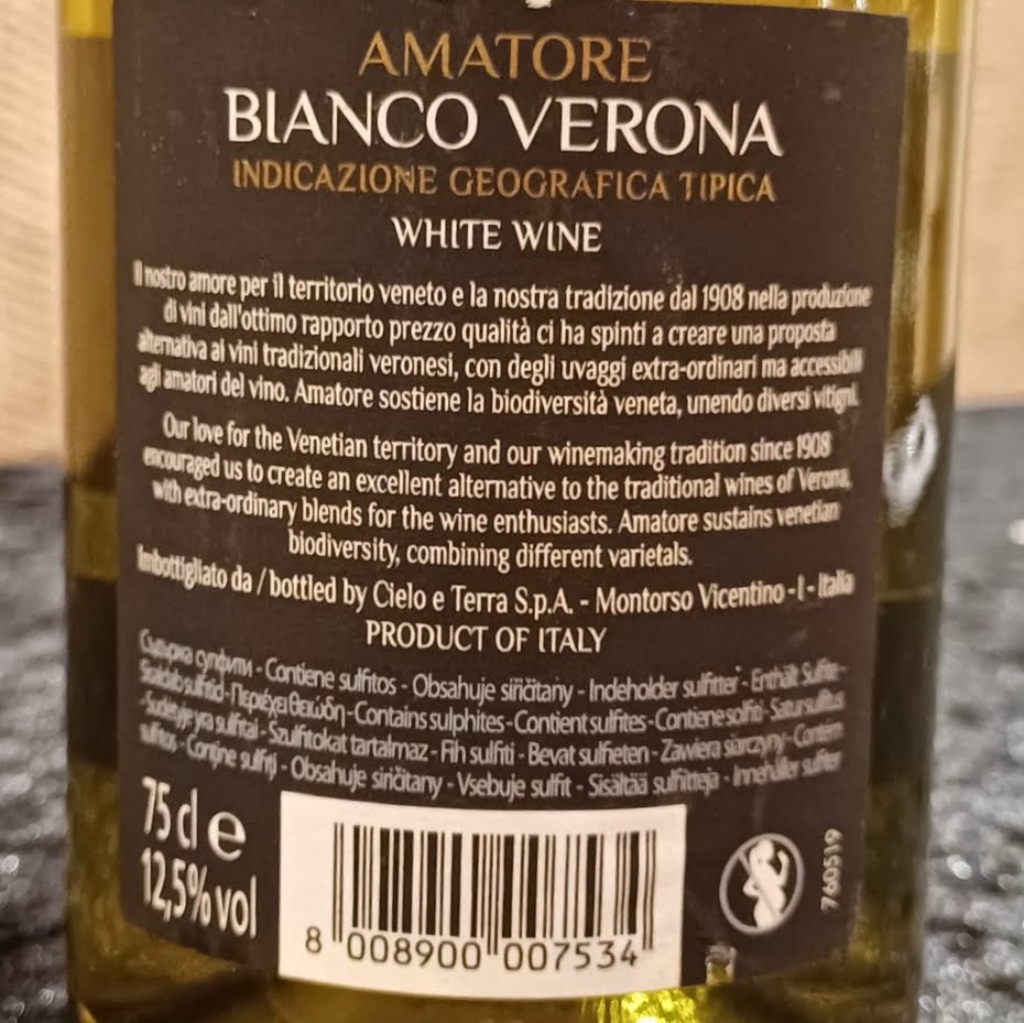 Amatore Bianco Verona 2015 is a white wine produced in the Veneto region of Northern Italy. This wine is a blend of Chardonnay, Garganega, and Sauvignon Blanc grapes