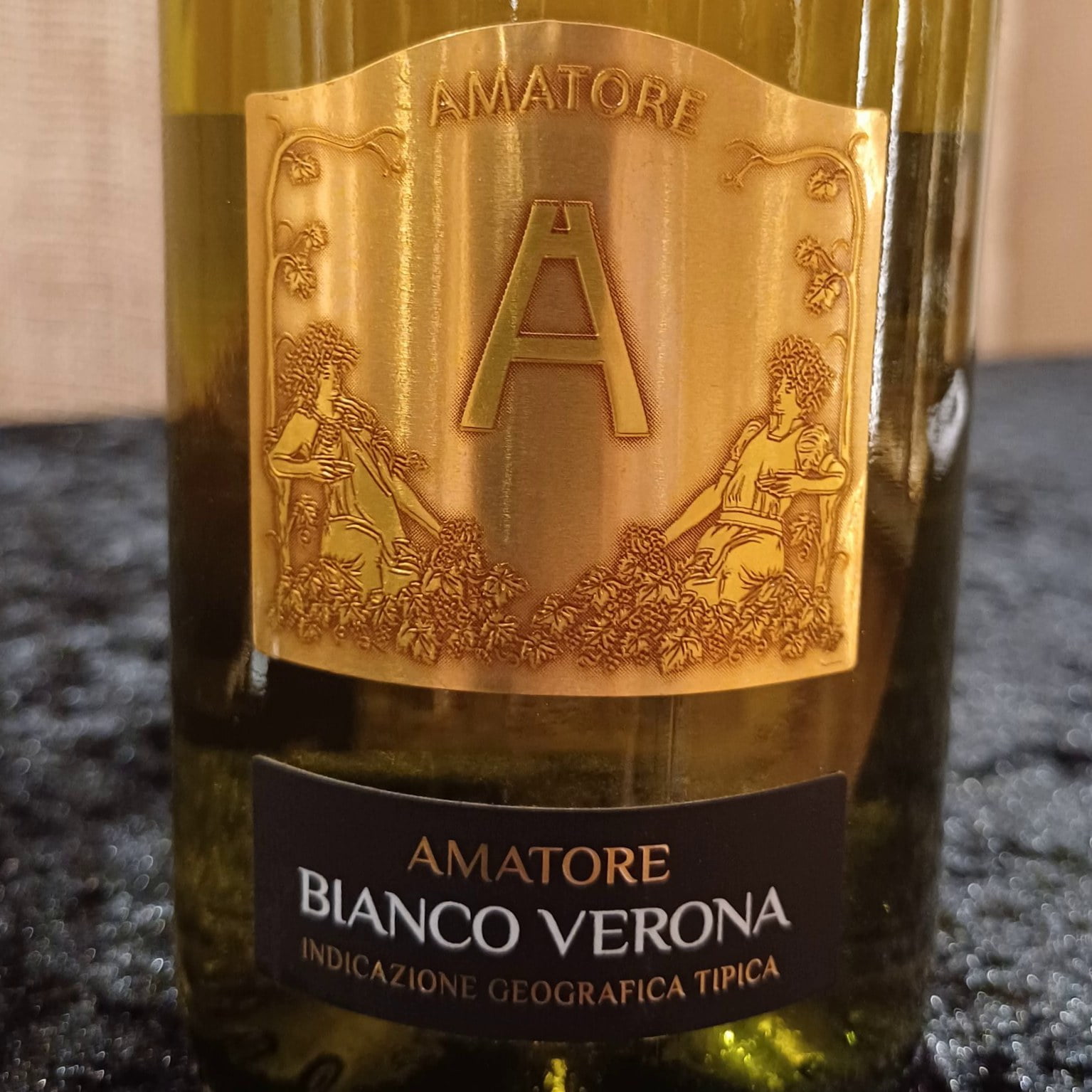 Amatore Bianco Verona 2015 is a white wine produced in the Veneto region of Northern Italy. This wine is a blend of Chardonnay, Garganega, and Sauvignon Blanc grapes