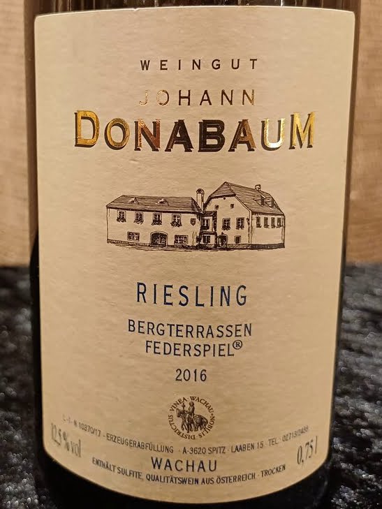 The Riesling Federspiel Wachau 2016 from Wachau is a delightful expression of the region’s winemaking prowess. This wine presents a silvery gold hue, clear and bright in the glass.