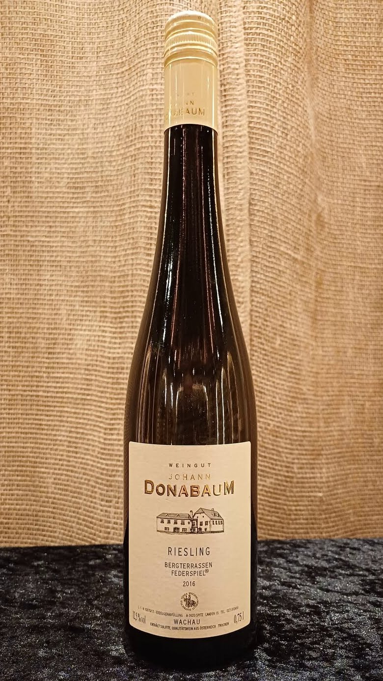 The Riesling Federspiel Wachau 2016 from Wachau is a delightful expression of the region’s winemaking prowess. This wine presents a silvery gold hue, clear and bright in the glass.