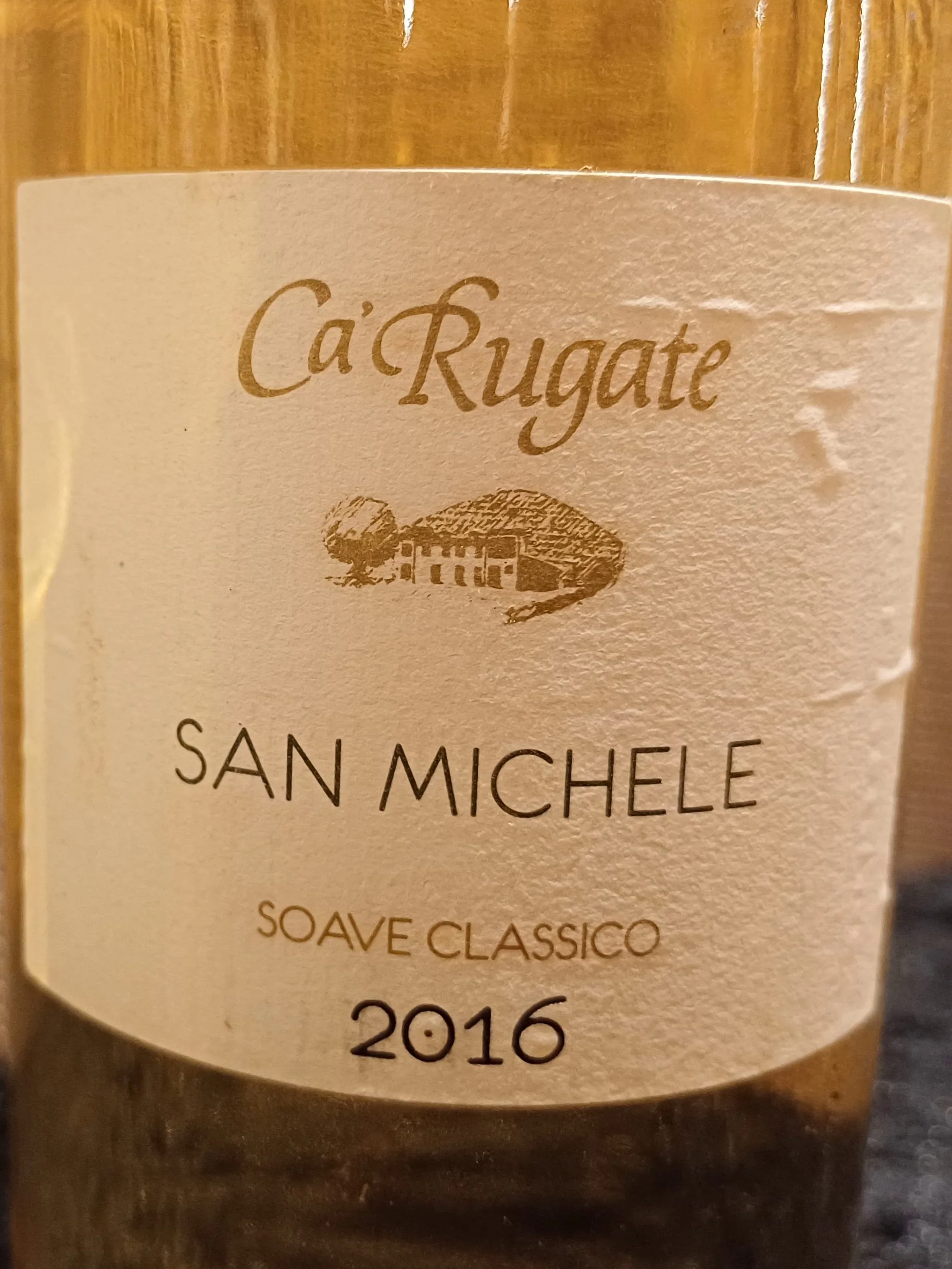 Ca’ Rugate Soave Classico San Michele 2016 is a delightful white wine that captivates with its light straw gold color.