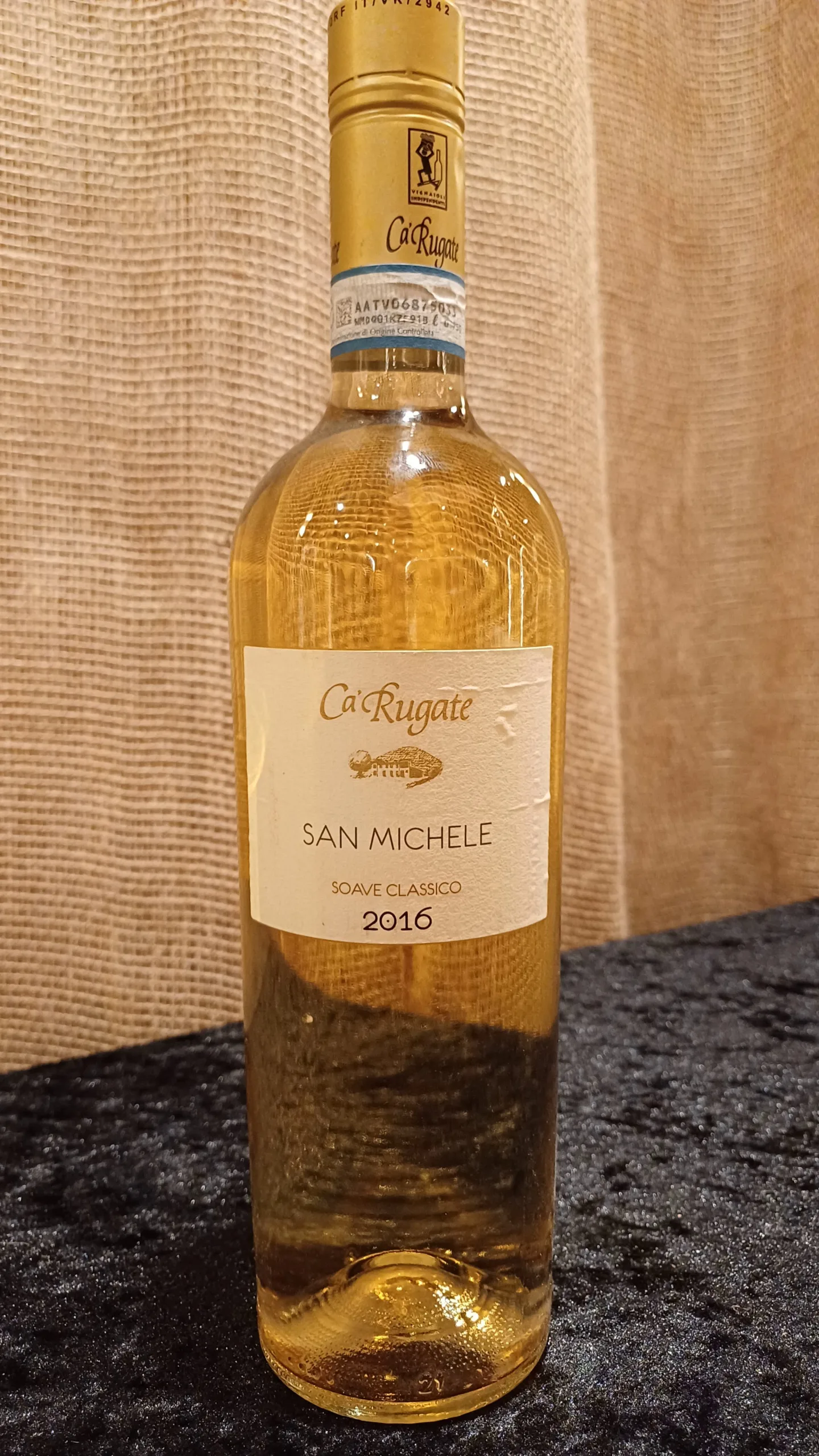 Ca’ Rugate Soave Classico San Michele 2016 is a delightful white wine that captivates with its light straw gold color.