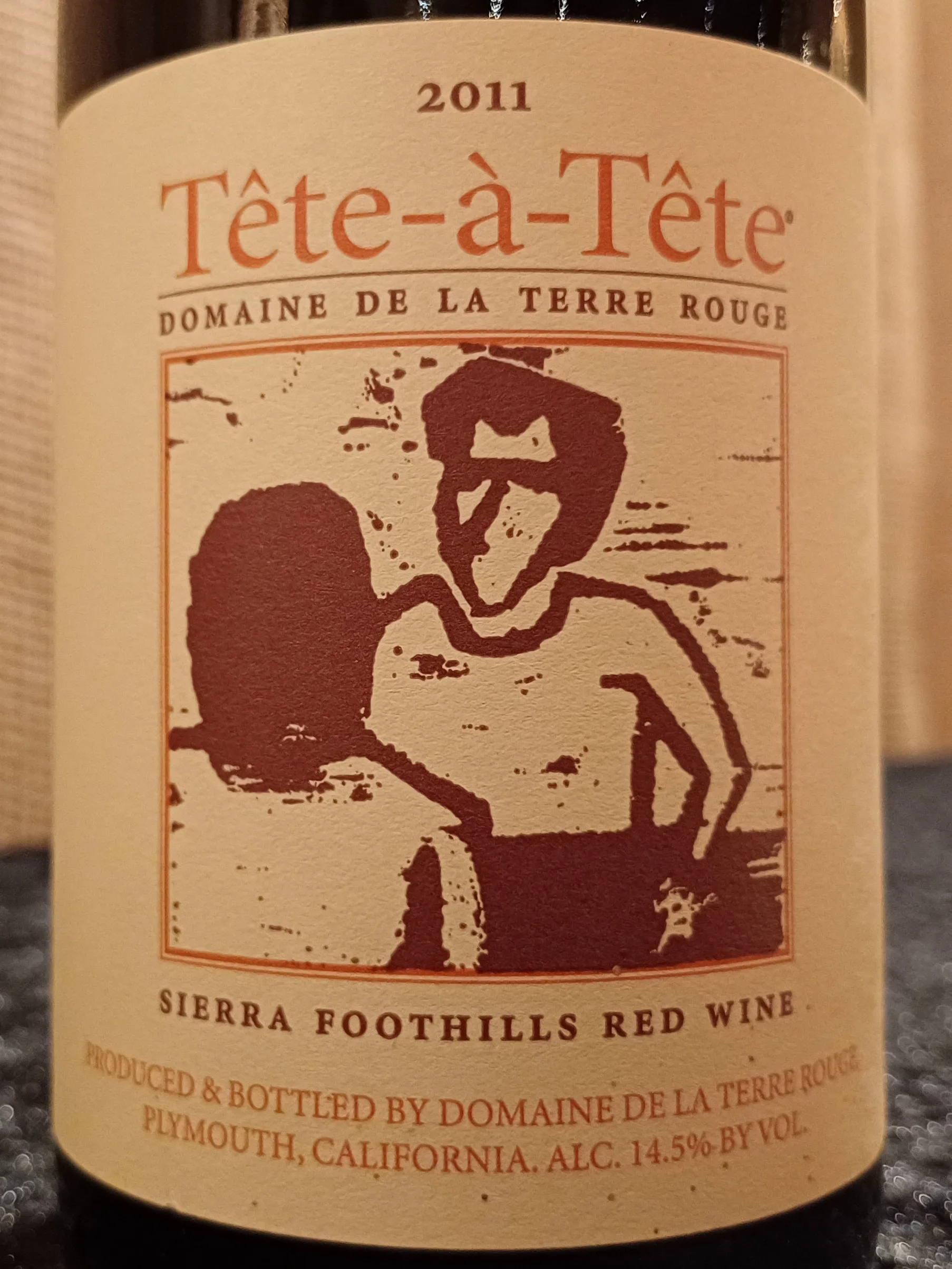 The Terre Rouge Tete a Tete 2011 is a delightful blend of 45% Mourvèdre, 28% Syrah, and 27% Grenache. This wine offers a rich and complex tasting experience, reminiscent of a well-balanced Côtes-du-Rhône.