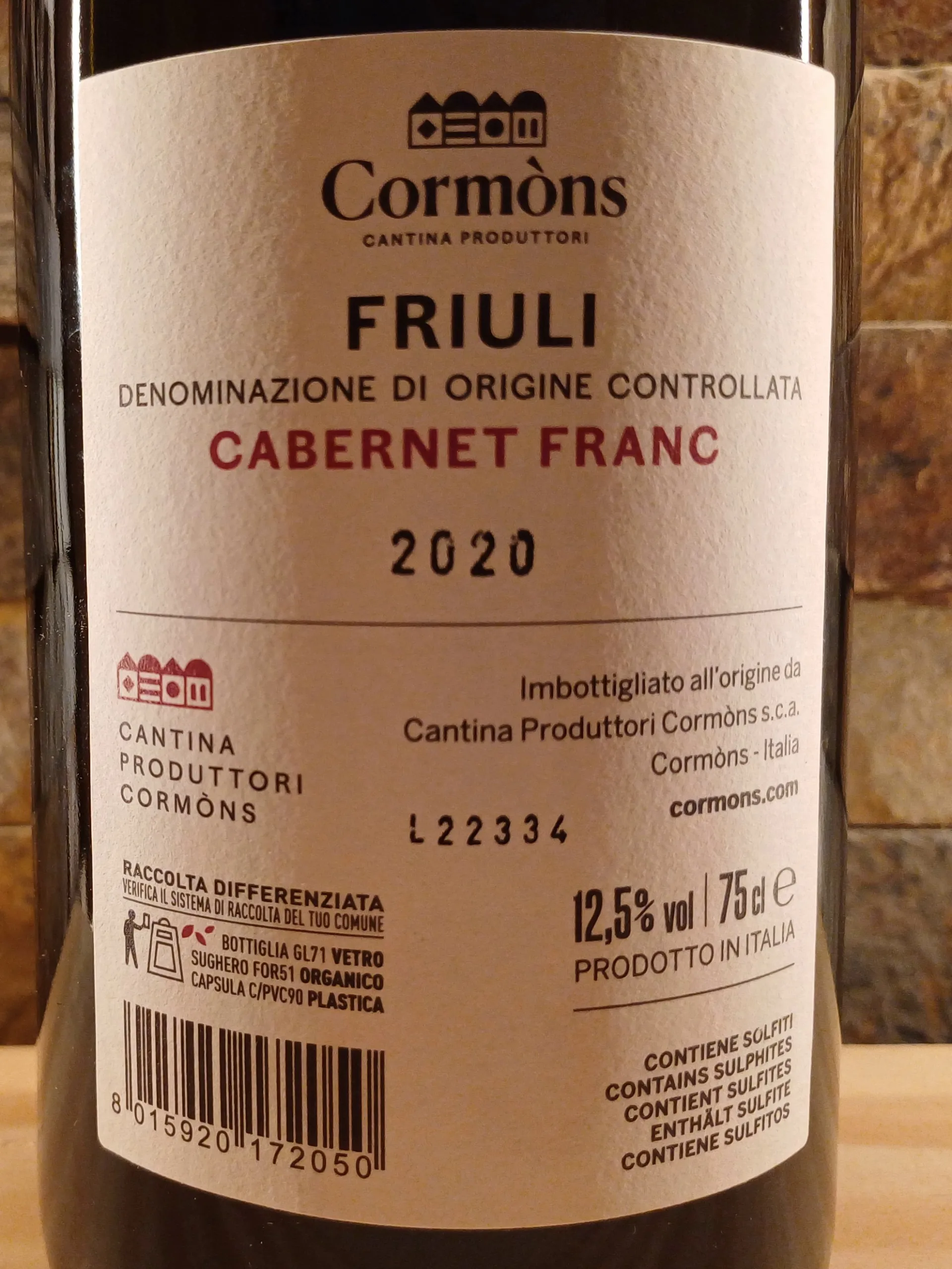 The Cormons Cabernet Franc Friuli 2020 is a wine that captivates the senses with its vibrant and complex profile. This wine presents a brilliant, intense red color with alluring blue shades.