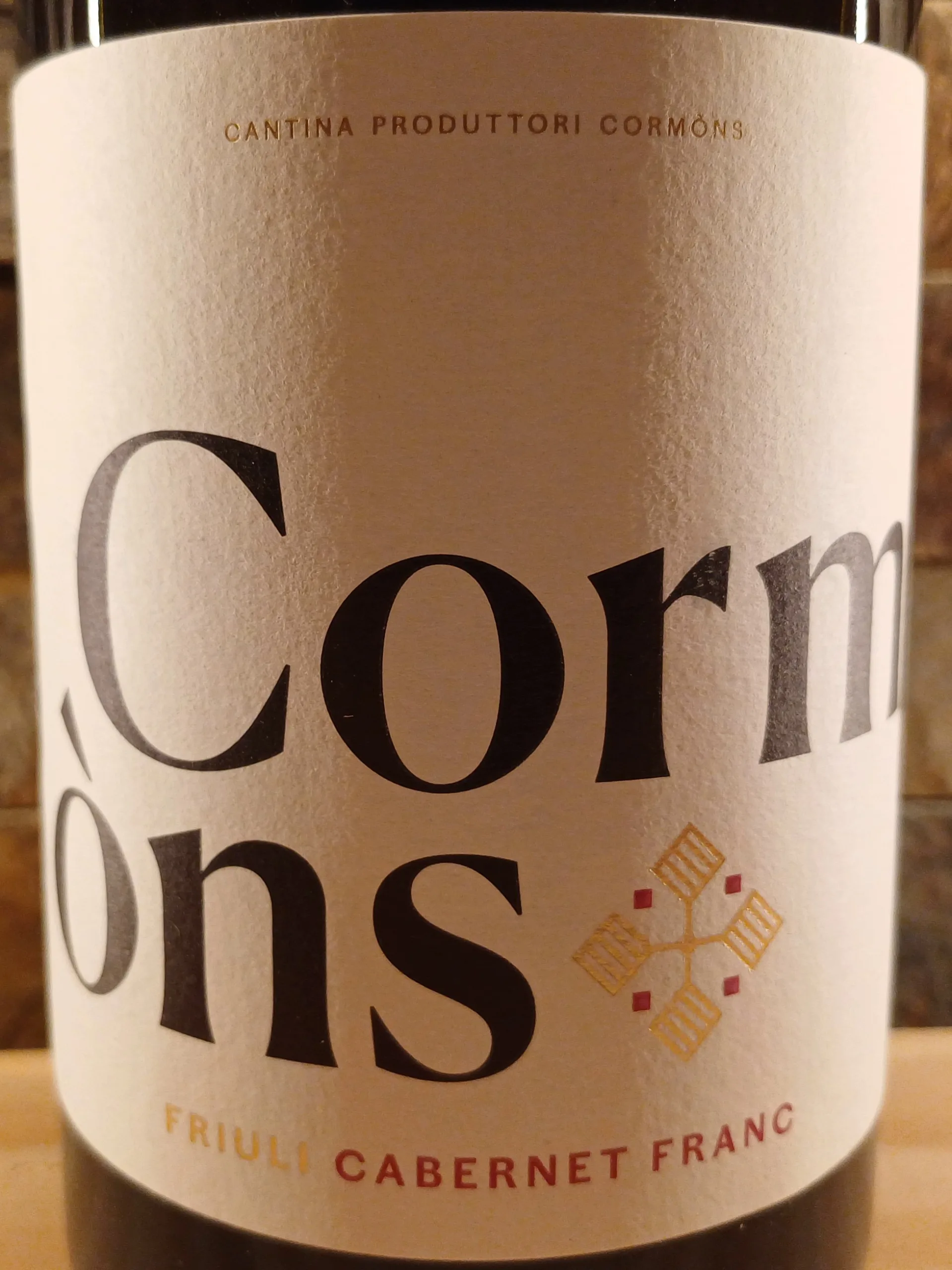 The Cormons Cabernet Franc Friuli 2020 is a wine that captivates the senses with its vibrant and complex profile. This wine presents a brilliant, intense red color with alluring blue shades.