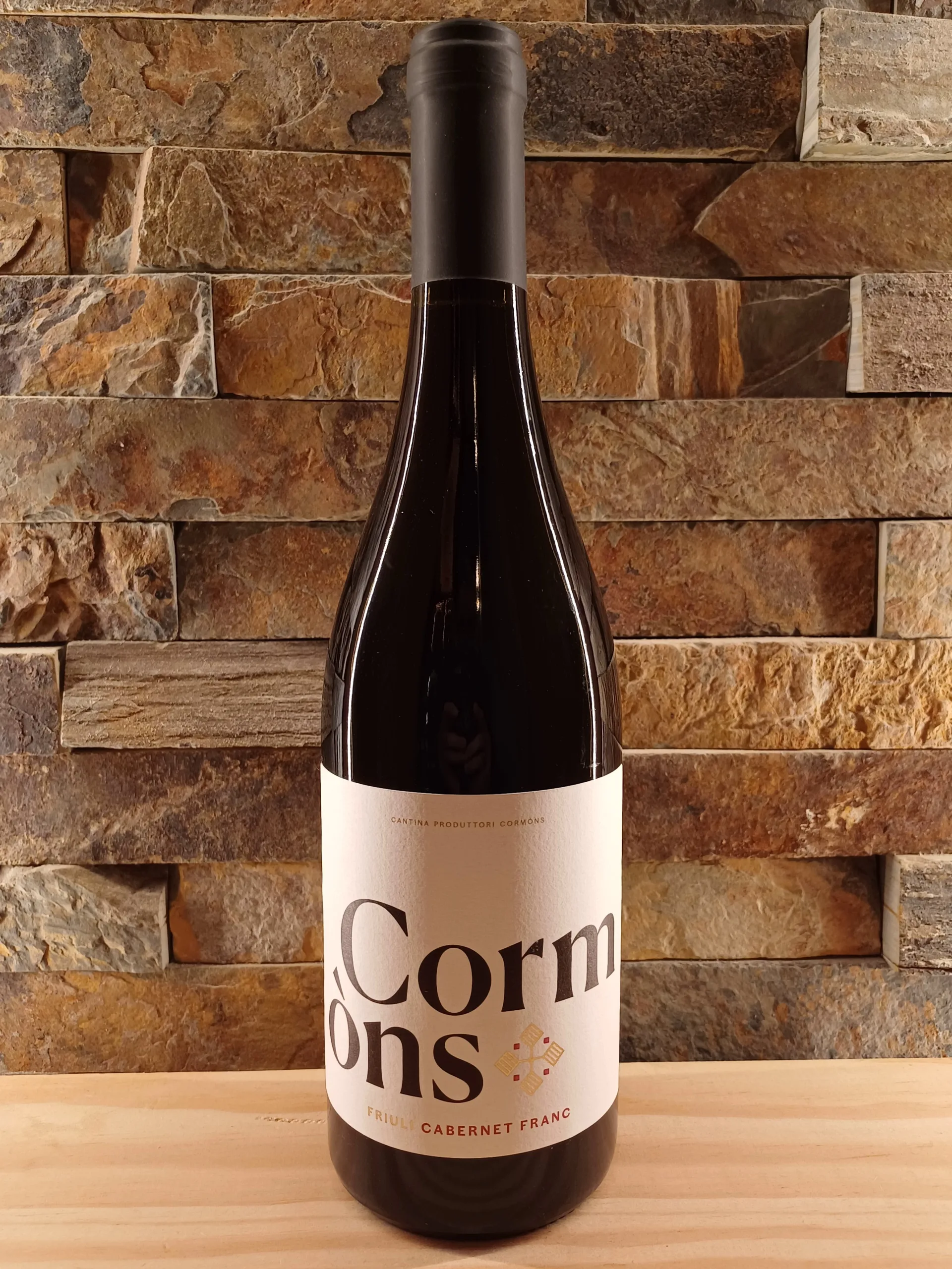 The Cormons Cabernet Franc Friuli 2020 is a wine that captivates the senses with its vibrant and complex profile. This wine presents a brilliant, intense red color with alluring blue shades.