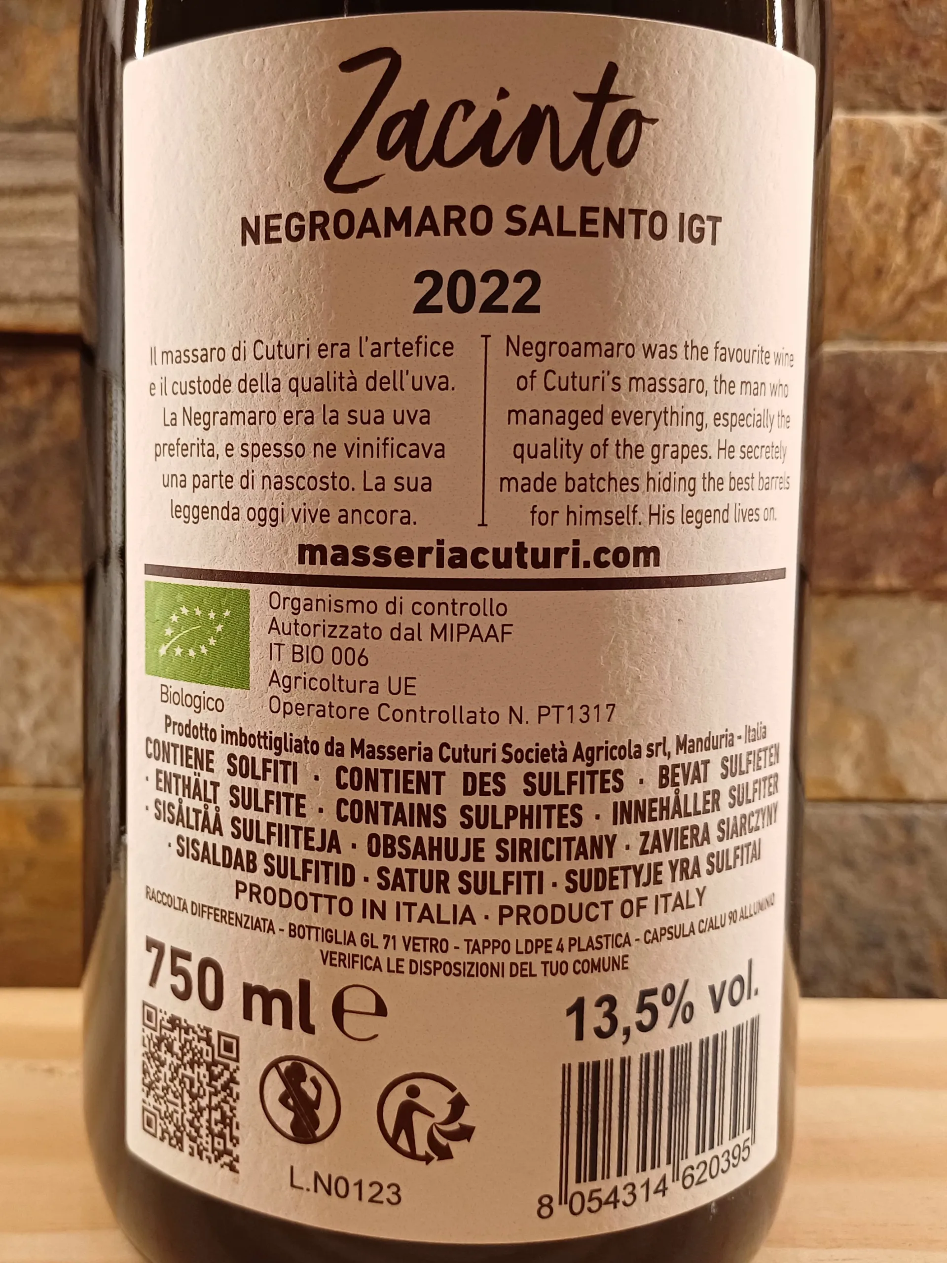 Negroamaro Zacinto Cuturi 2022 is a wine that immediately captures the attention with its deep, ruby-red color and intense aroma.