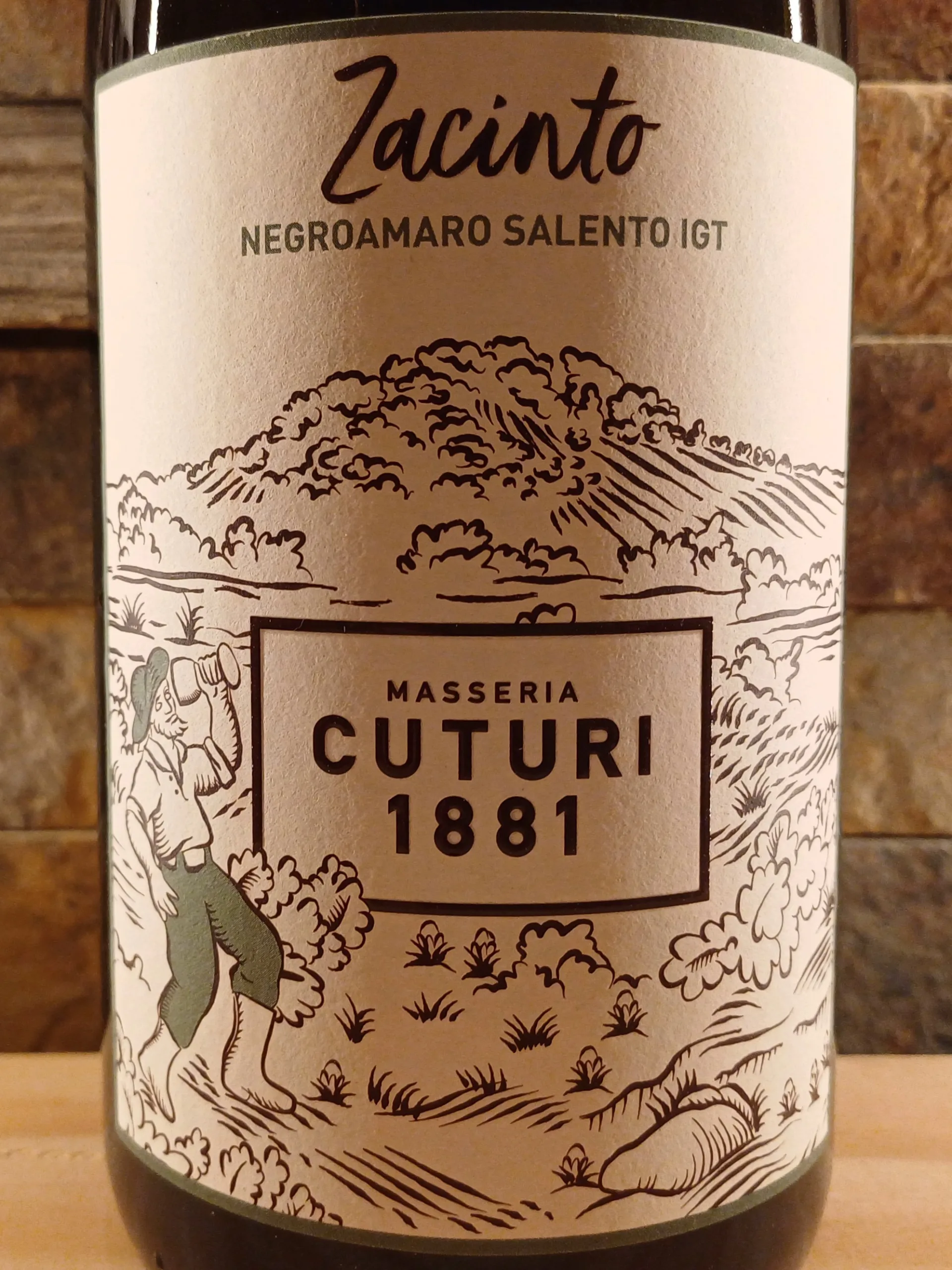 Negroamaro Zacinto Cuturi 2022 is a wine that immediately captures the attention with its deep, ruby-red color and intense aroma.