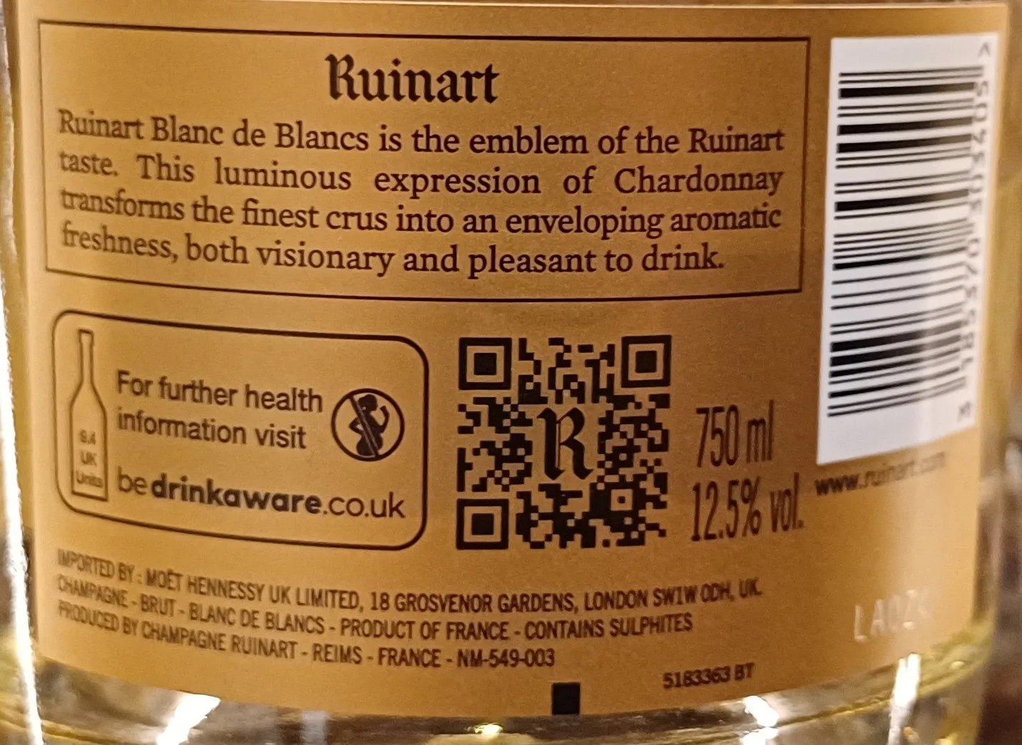 Ruinart Blanc De Blancs NV Champagne is a testament to the house's dedication to excellence and its mastery of Chardonnay.
