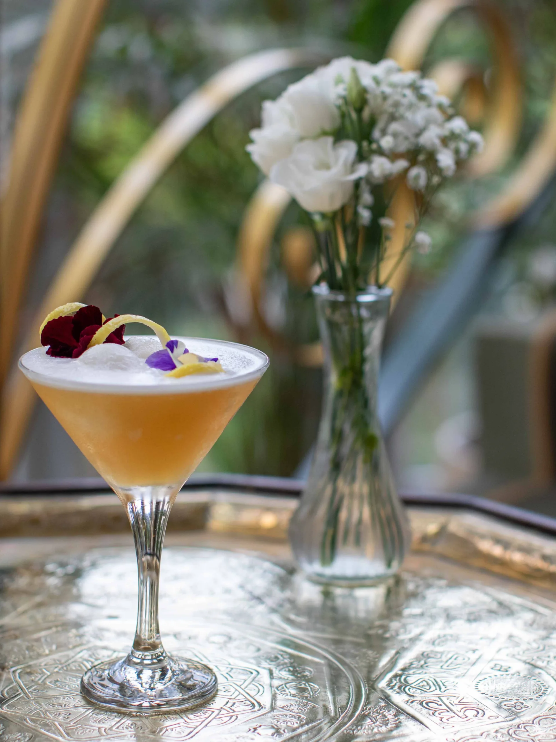 Solstice Honey Drop is a crisp, sparkling celebration of botanicals, balancing the bright zest of lemon and the silky sweetness of honey with the playful, evolving chill of melting Gin & Tonic sorbet
